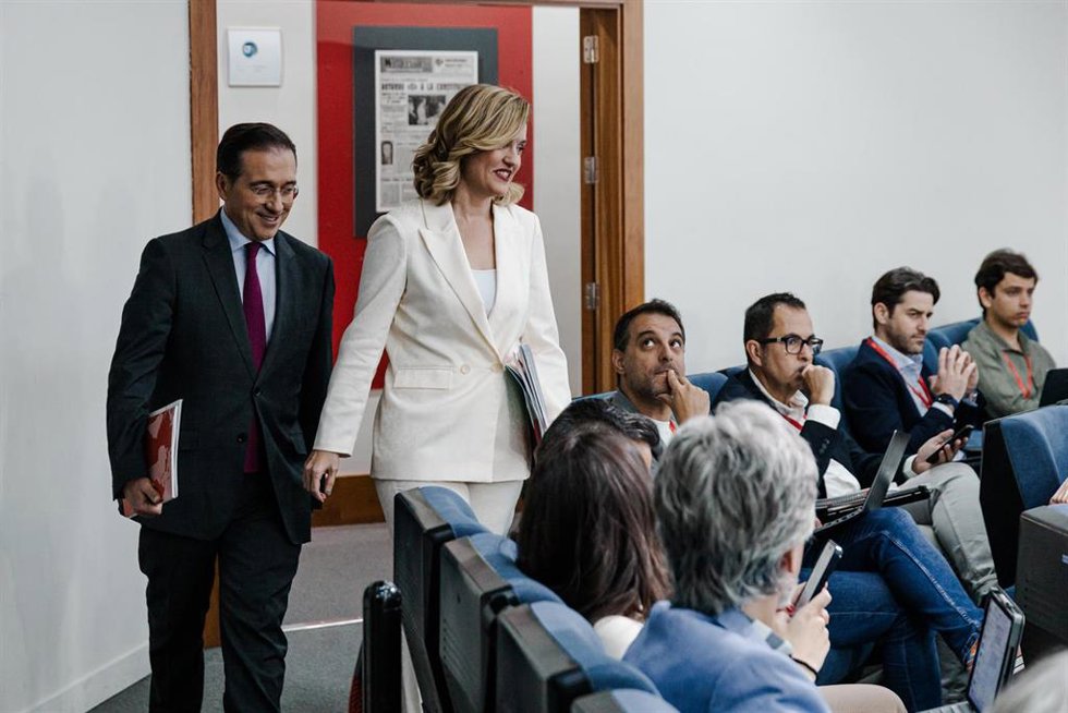 La ministra Portavoz,, Pilar Alegría y el ministro de Asuntos Exteriores, Unión Europea y Cooperación, José Manuel Albares, llegan a una rueda de prensa posterior a la reunión del Consejo de Ministros en el Palacio de La Moncloa,