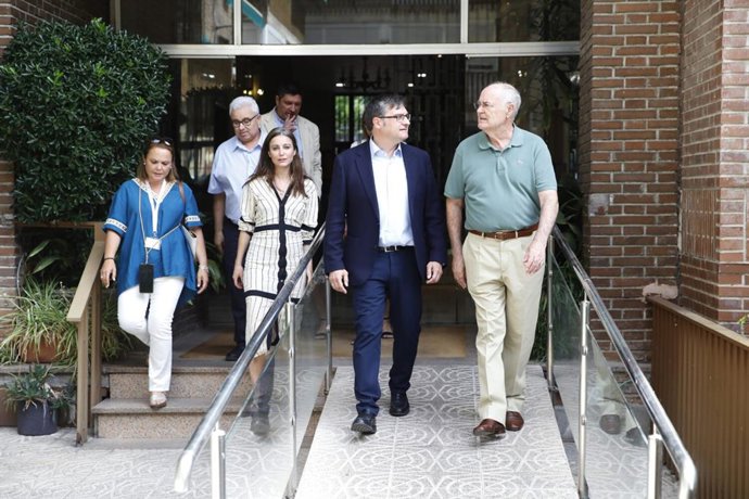 El delegado de Políticas de Vivienda, Álvaro González, y la concejala de Retiro, Andrea Levy, durante su visita al edificio de Retiro donde se ha llevado a cabo una actuación del Plan Rehabilita