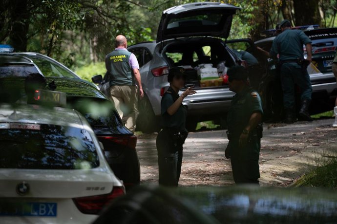 Agentes da Guardia Civil no local onde os corpos foram encontrados, em 31 de maio de 2025, em Campo Lameiro, Pontevedra, Galícia (Espanha). A Guardia Civil está investigando a descoberta de duas pessoas mortas dentro de um veículo queimado na área de Camp