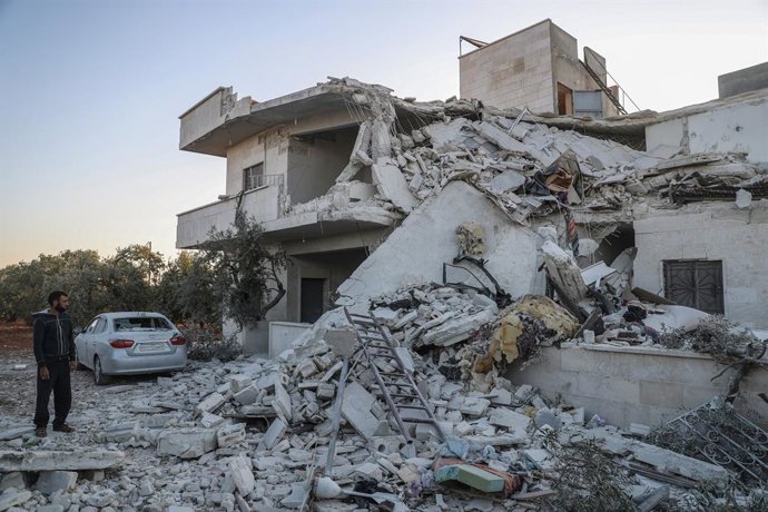 Archivo - Arquivo - Danos em uma casa na província de Idlib, no noroeste da Síria, após um ataque de artilharia do exército sírio (arquivo)