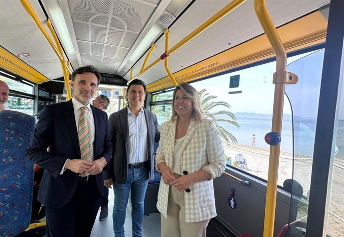 El consejero de Fomento e Infraestructuras, Jorge García Montoro, junto a la alcaldesa de Cartagena, Noelia Arroyo, y el alcalde de San Javier, José Miguel Luengo, en la presentación del refuerzo en el servicio de autobuses de La Manga para este verano.