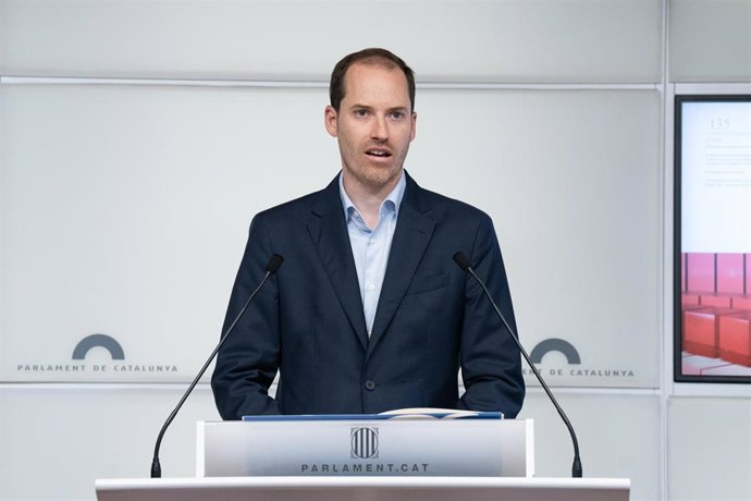 Archivo - El portavoz del PP en el Parlament, Juan Fernández, durante una rueda de prensa, en el Parlament, a 16 de julio de 2024, en Barcelona, Catalunya (España).