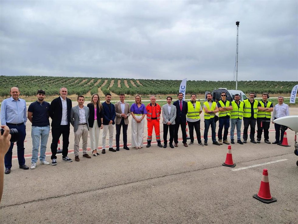 Asistentes a la demostración de la operación de transporte sanitario con drones.