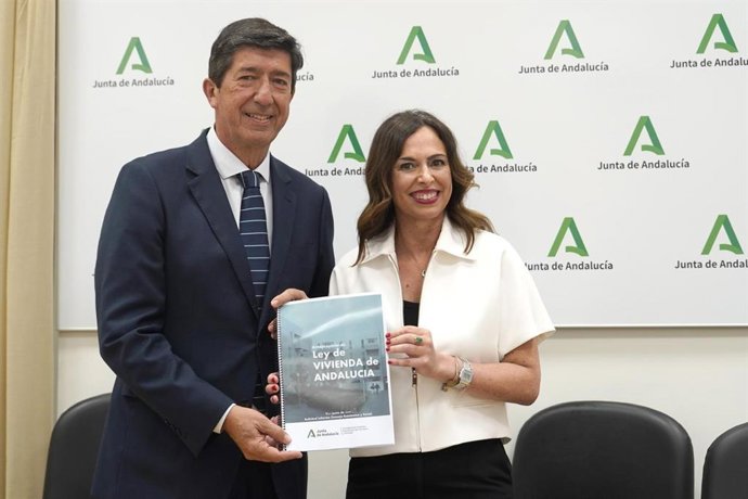 La consejera de Fomento, Articulación del Territorio y Vivienda, Rocío Díaz, y el presidente del CES, Juan Marín.