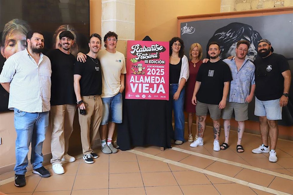 La delegada de Juventud en el Ayuntamiento de Jerez, Carmen Pina, presenta el Rabanito Festival junto a representantes de empresas locales que coorganizan el evento.