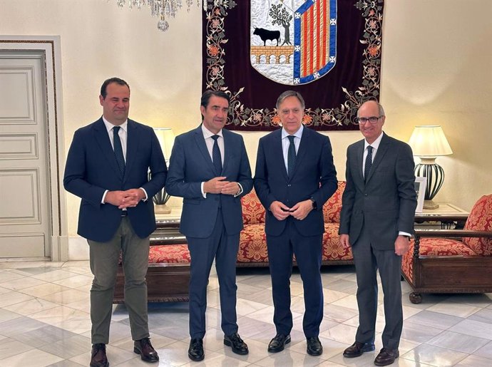 Suárez-Quiñones  (2I), junto alcalde de Salamanca, el alcalde Santa Marta (1I) y el presidente de la Diputación (1D).