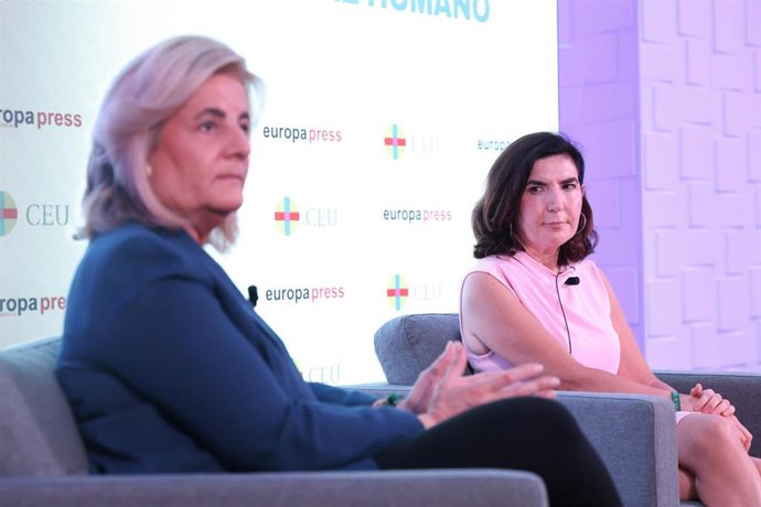 La presidenta de la Fundación CEOE, Fátima Báñez (D), y la Consejera de Empleo, Empresa y Trabajo Autónomo de la Junta de Andalucía, Rocío Blanco (I), durante el Encuentro Informativo ‘Mercado de trabajo: España, Europa y el capital humano’.