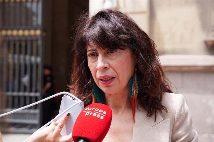 La ministra de Igualdad, Ana Redondo, durante un minuto de silencio por la última víctima de violencia de género, en la Delegación del Gobierno en la Comunidad de Madrid, a 10 de junio de 2025, en Madrid (España).
