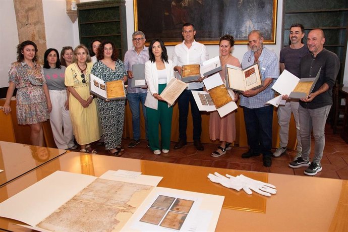 Entrega de documentos restaurados a los alcales de la provincia de Cáceres