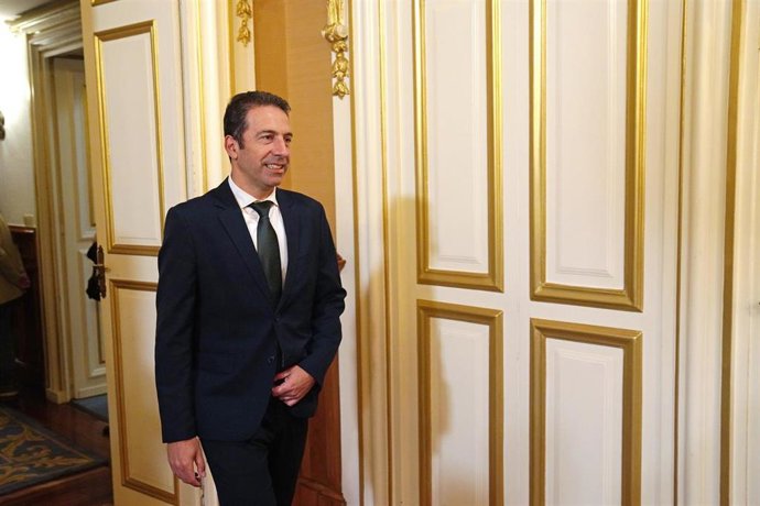 El hasta hoy conselleiro do Mar, Alfonso Villares, durante el acto de la toma de posesión de la nueva conselleira do Mar.