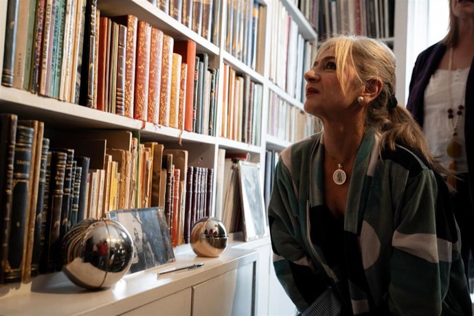 Archivo - La consejera de Cultura y Deporte de la Junta de Andalucía, Patricia del Pozo, durante la visita a la Fundación Caballero-Thomas de Carranza por la llegada a Huelva del legado del pintor onubense José Caballero, el pasado mes de marzo.