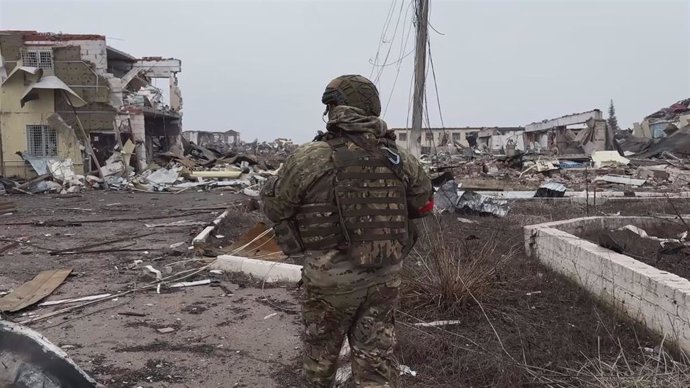 Archivo - Un militar ruso desplegado en la región de Kursk, fronteriza con Ucrania