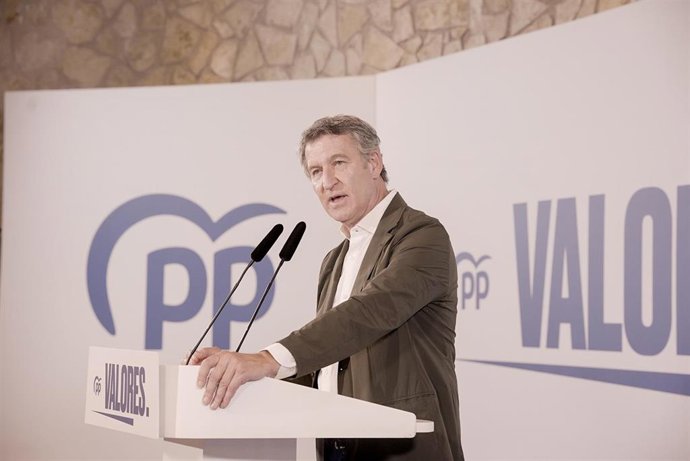 El presidente del PP, Alberto Núñez Feijóo, interviene en un acto de partido en Alicante
