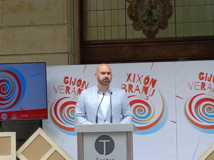 El concejal de Festejos del Ayuntamiento de Gijón, Jesús Martínez Salvador, durante la presentación del programa 'Gijón Verano', en el paseo de Begoña.