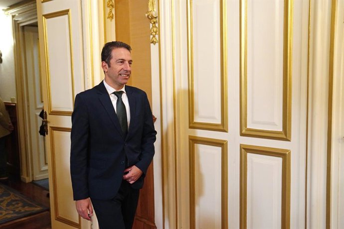 O até hoje conselheiro do Mar, Alfonso Villares, durante o ato de posse da nova conselheira do Mar, no Pazo de Raxoi, em 5 de junho de 2025, em Santiago de Compostela, A Coruña (Espanha). Marta Villaverde assume seu cargo após a