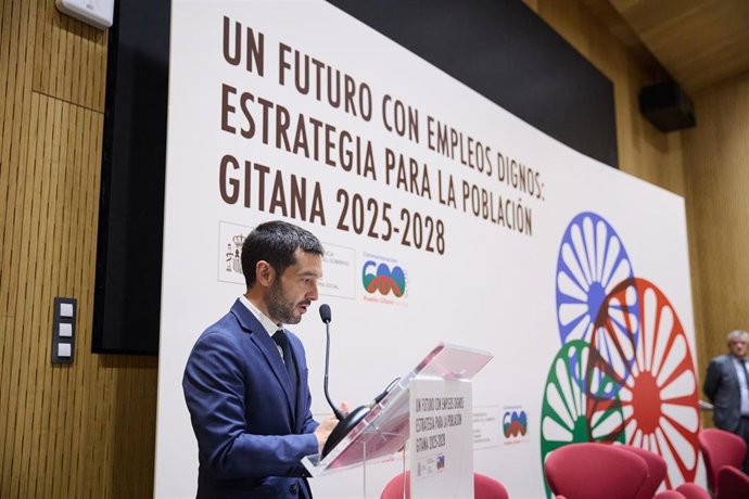 El ministro de Derechos Sociales, Consumo y Agenda 2030, Pablo Bustinduy, durante la clausura del acto “Un futuro con empleos dignos: Estrategia para la población gitana 2025–2028”, a 4 de junio de 2025, en Madrid (España).
