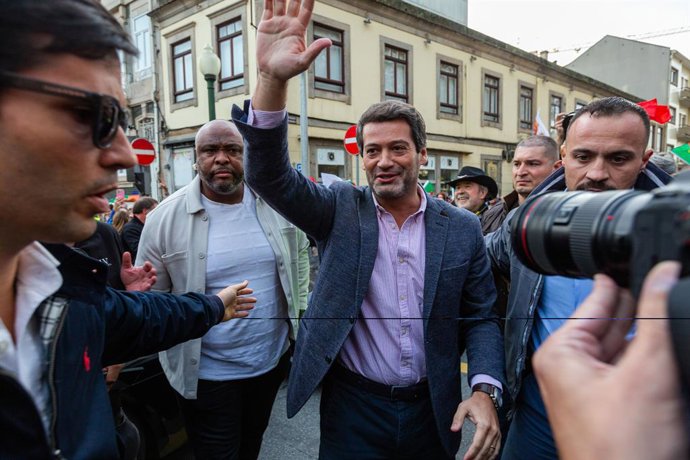 Archivo - Arquivo - 23 de novembro de 2024, Porto, Portugal: O presidente do Chega, André Ventura, participa da manifestação sob o lema "contra a imigração descontrolada" e "insegurança nas ruas". Centenas de pessoas se reuniram na Praça Marques de Pombal