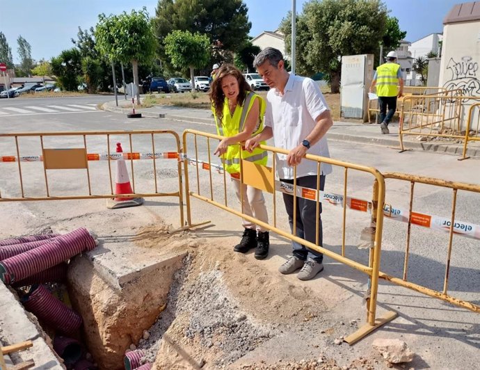 El alcalde del Vendrell (Tarragona, Kenneth Martínez, y la responsable de red eléctrica de media y baja tensión de Endesa en las comarcas del norte de Tarragona, Carme Cárdenas.