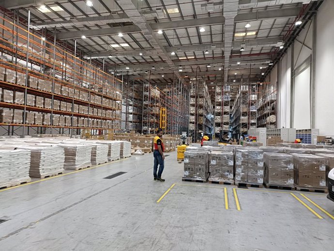 Centro logístico de DHL en Dubái especializado en vehículos eléctricos