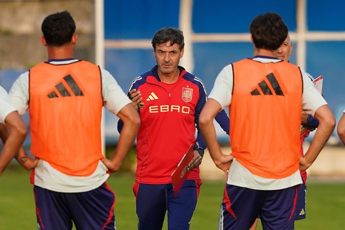El seleccionador español sub-21, Santi Denia, durante un entrenamiento previo al debut de España en el Europeo Sub-21 de Eslovaquia.