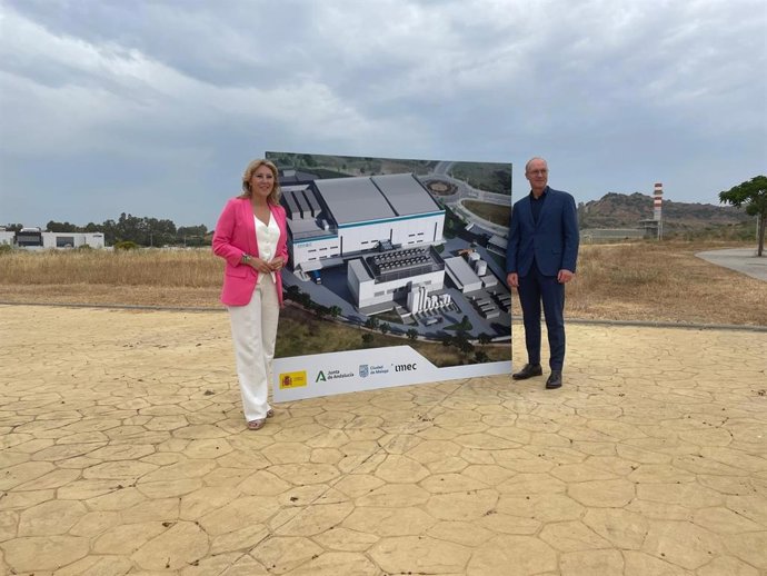 España y el director de Estrategia y vicepresidente ejecutivo de Fundación IMEC, Jo de Boeck, en su visita a los terrenos donde se levantarán las instalaciones de la planta europea de microelectrónica e investigación de microchips.