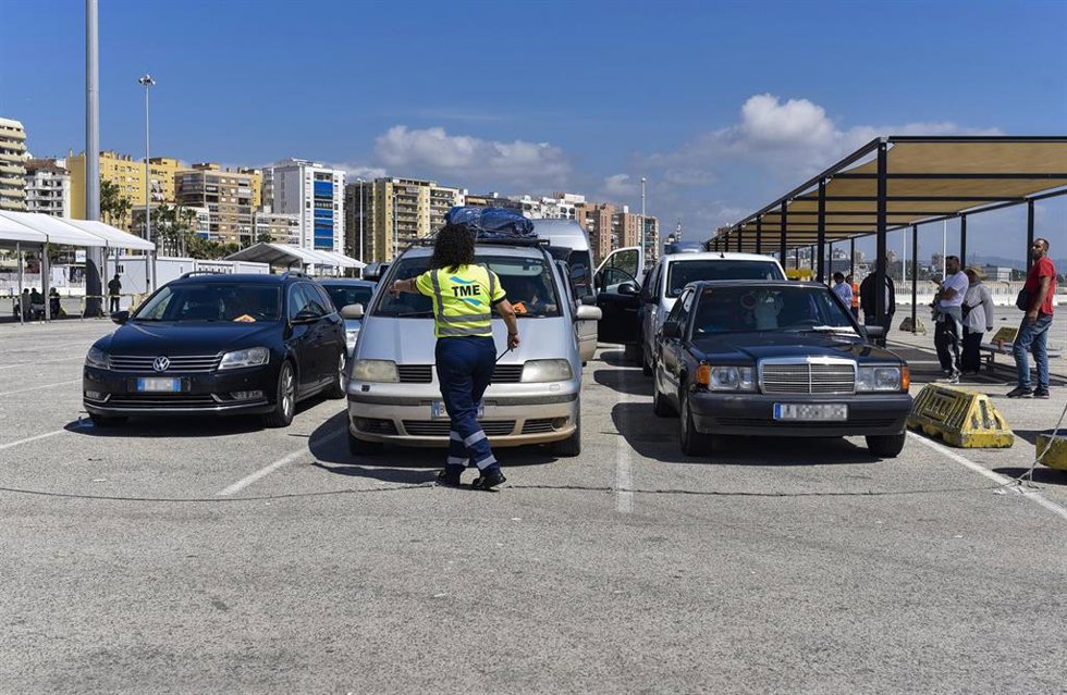 Archivo - Varios vehículos esperan para cruzar la frontera en el puerto de Algeciras durante la Operación Paso del Estrecho (OPE) 2024. 