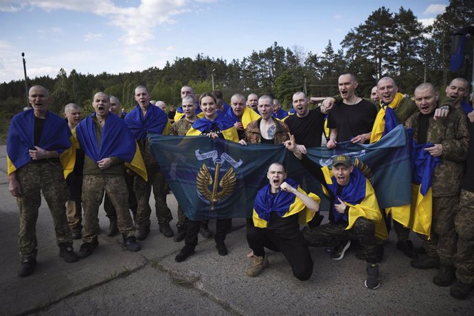 May 23, 2025, Chernihiv, Chernihiv Oblast, Ukraine: Ukrainian soldiers wrapped in flags celebrate after arriving back home following a POW exchange between Russia and Ukraine, May 23, 2025 in the Chernihiv region, Ukraine. The exchange was the largest pri