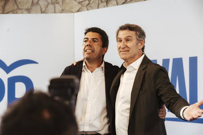 El líder del PPCV i 'president' de la Generalitat, Carlos Mazón (e), junt amb el president nacional del PP, Alberto Núñez Feijóo, durant un acte de partit a Alacant