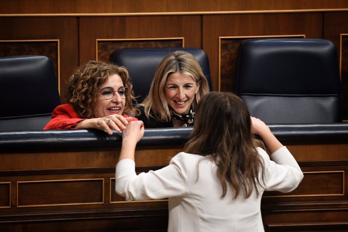 Archivo - (I-D) La vicepresidenta primera y ministra de Hacienda, María Jesús Montero; la vicepresidenta segunda y ministra de Trabajo y Economía Social, Yolanda Díaz, y la ministra de Juventud e Infancia, Sira Rego, durante una sesión plenaria en el Cong