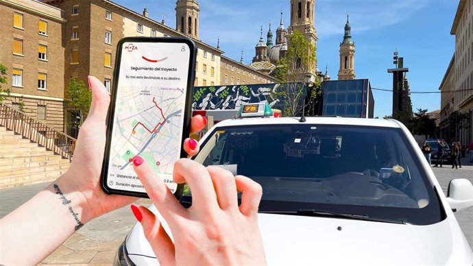 Un usuario utiliza la app MOZA en Zaragoza.