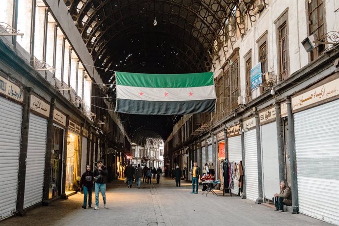 Archivo - March 5, 2025, Damascus, Syria: A Syrian flag is seen hanging in Souq al-Hamidiya. Muslims in Syria are celebrating their first Ramadan since the fall of Bashar al-Assad's regime in December 2024.