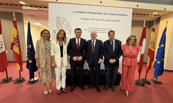 Almudena Martínez, Bruno García y Tania Barcelona en la presentación del próximo Congreso de la Lengua que se celebra en Arequipa.