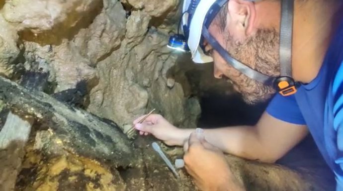 El profesor e investigador Álvaro Luna en uno de los trabajos de prospección