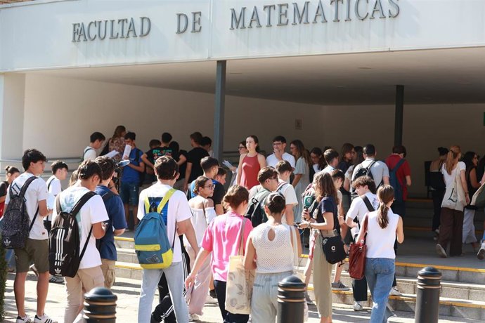 Archivo - Alumnos en las puertas de la Facultad de Matemáticas de la Universidad de Sevilla. 