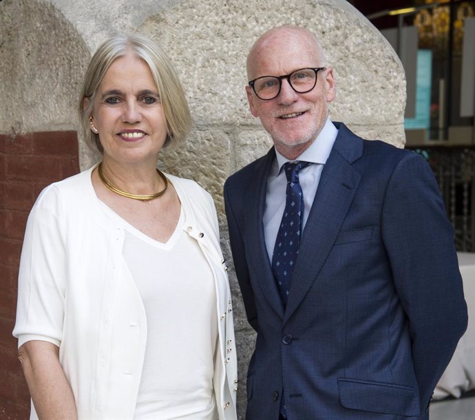 Archivo - La nova presidenta de l'ASCEF, Rosa Tous, i l'expresident Jaume Alsina