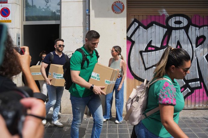 Agents de la UCO ixen de la casa de l'exministre de Transports José Luis Ábalos, a 10 de juny del 2025, a València, Comunitat Valenciana (Espanya). 