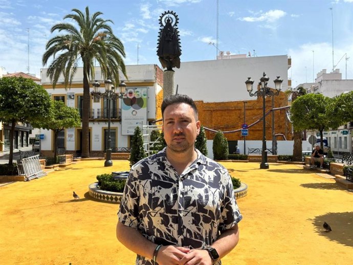 Rivas, delante del monumento de la Virgen del Águila en La Plazuela, objeto de intervención.