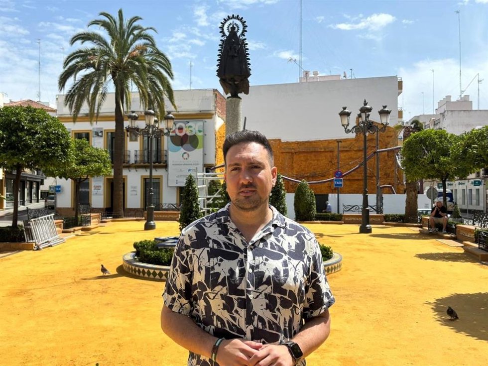 Rivas, delante del monumento de la Virgen del Águila en La Plazuela, objeto de intervención.