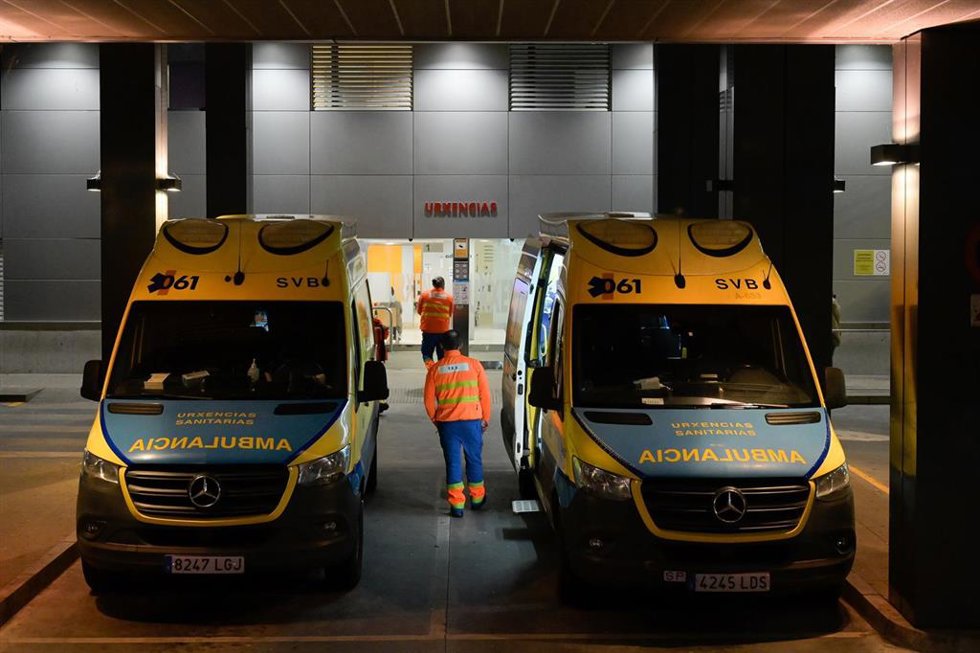 Archivo - Varias ambulancias en las Urgencias del Complejo Hospitalario Universitario de A Coruña, a 3 de febrero de 2025, en A Coruña, Galicia (España). Un paciente ha agredido con un arma blanca a un enfermero y a un guardia de seguridad en el servici