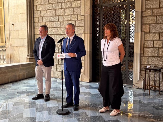 L'alcalde de Barcelona, Jaume Collboni, al costat de la primera tinent d'alcalde, Laia Bonet, i l'enginyer en cap del consistori, Oriol Altisench