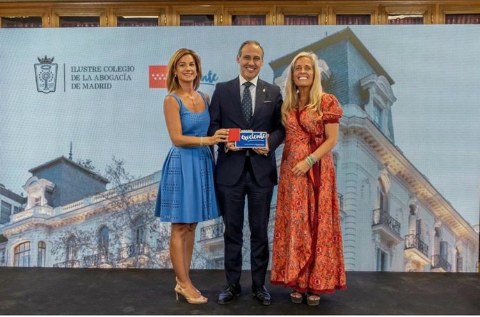 El decano del ICAM, Eugenio Ribón, recibe el Sello Madrid Excelencia