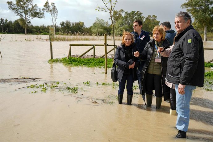 Archivo - El consejero de la Presidencia e Interior, Antonio Sanz, y la alcaldesa de Jerez de la Frontera, María José García-Pelayo, visitando las zonas anegadas por la crecida del Guadalete el pasado mes de marzo. ARCHIVO.