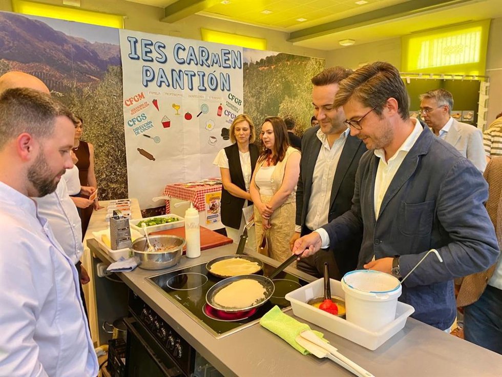 Copé (dcha.), durante su participación en la I Feria de Formación Profesional.