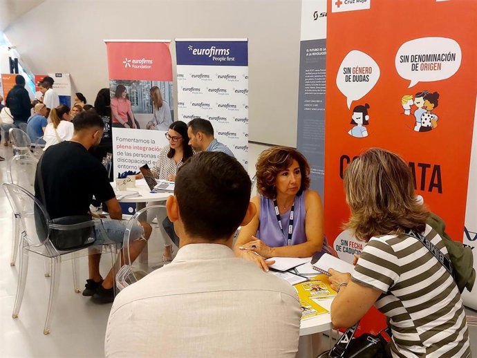 La II Feria de Empleo ha sido organizada por Cruz Roja y Fundación Ibercaja
