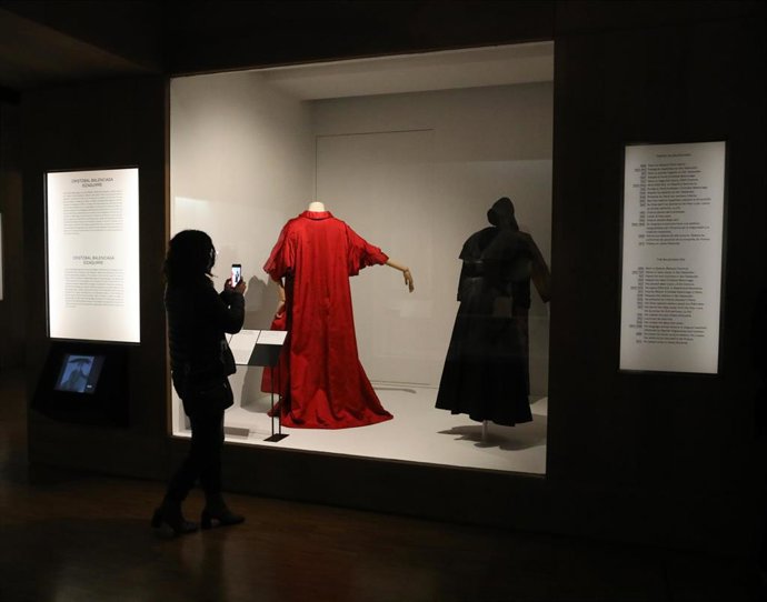 Archivo - Una persona fotografía una de las prendas de la reinauguración del Museo del Traje, a 27 de octubre de 2021, en Madrid, (España). Tras el cierre se han realizado obras de mejora en el edificio para adaptarse a los requerimientos de la Inspección
