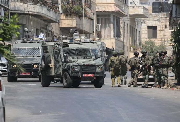 10 de junho de 2025, Nablus, Cisjordânia, Território Palestino: Soldados israelenses fazem pontaria durante um ataque no centro histórico da cidade de Nablus, na Cisjordânia ocupada, em 10 de junho de 2025. Israel ocupa a Cisjordânia desde 1967, e a violê