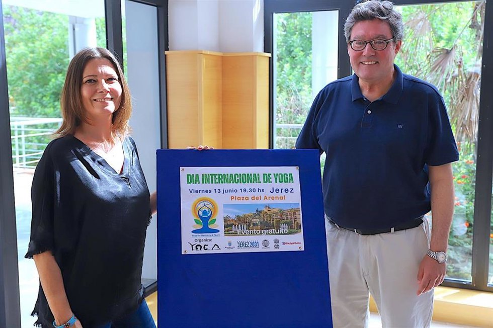 José Ángel Aparicio con María Vera presentando el Día Internacional del Yoga.