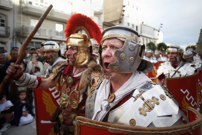 Archivo - Decenas de personas participan el desfile de tropas durante la fiesta Arde Lucus 2024, a 15 de junio de 2024, en Lugo, Galicia (España). Arde Lucus se trata de una fiesta que revive el pasado romano y castreño de Lugo, y que surgió para conmemor