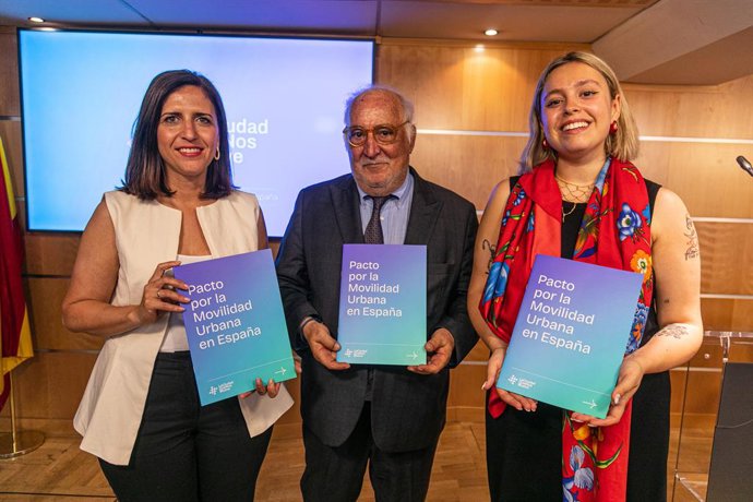 Entidades económicas y sociales firman el primer pacto por la movilidad urbana en España