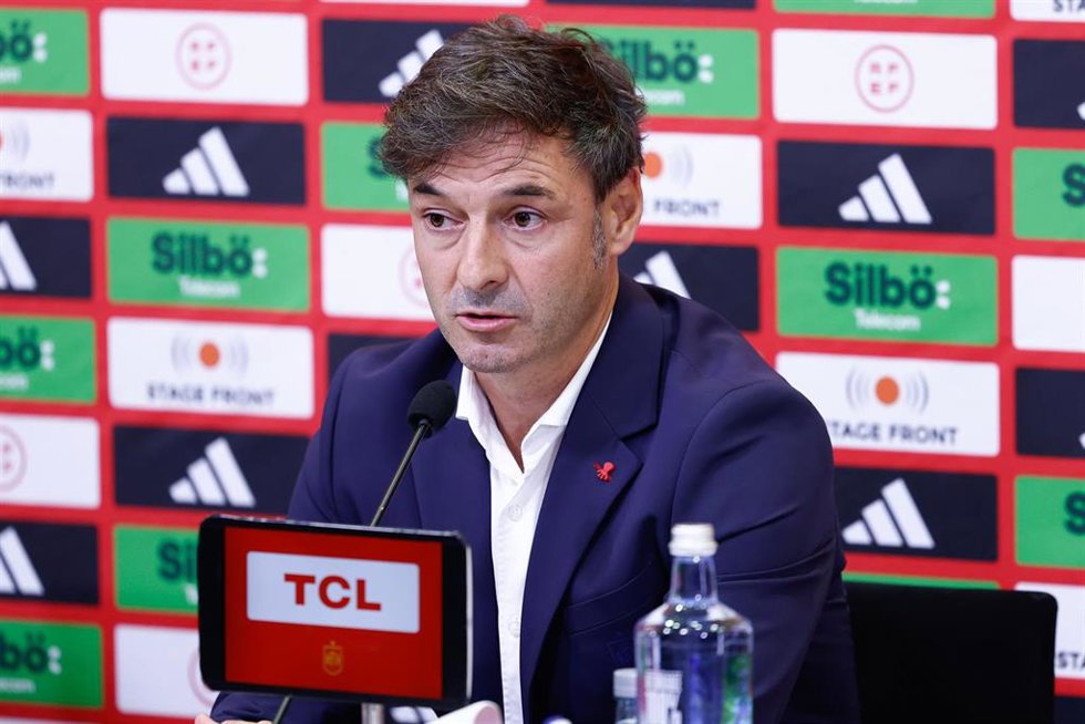 Archivo - El seleccionador español sub-21, Santi Denia, durante una rueda de prensa.